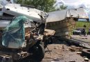 Colisão entre dois caminhões deixa três pessoas gravemente feridas